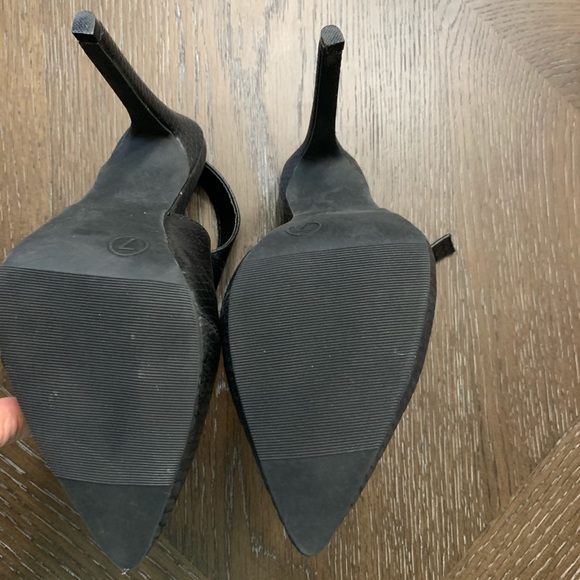 Black ankle boots with pointed toe and open back. - Picture 9 of 11